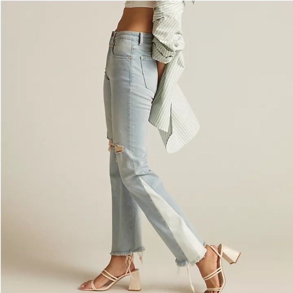 CLOSED "BAYLIN RIPPED RAW HEM STRAIGHT LEG" Jeans In "LIGHT BLUE"